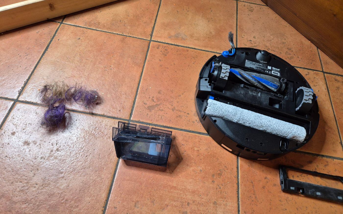 Der ECOVACS DEEBOT T90 ist nach dem Haar-Test zu sehen.